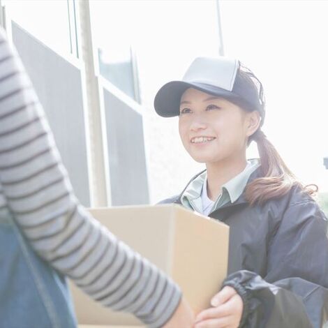 小包を渡す女性